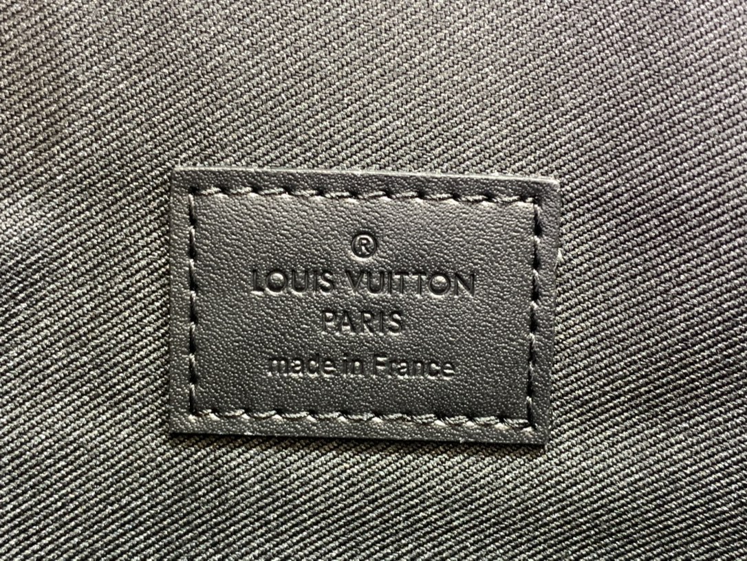 LV S LOCK A4 POUCH BLACK 28CM