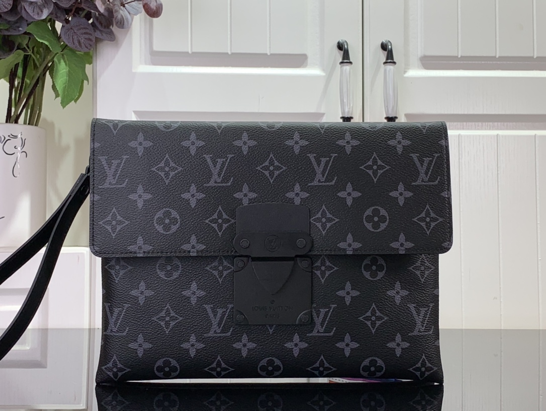 LV S LOCK A4 POUCH BLACK 28CM