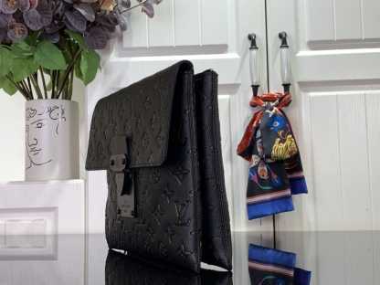 LV S LOCK A4 POUCH BLACK 28CM M80582