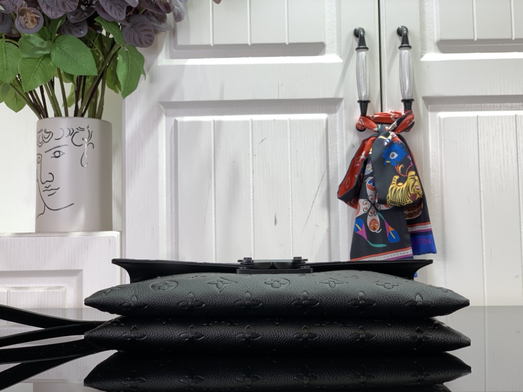 LV S LOCK A4 POUCH BLACK 28CM M80582