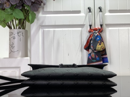 LV S LOCK A4 POUCH BLACK 28CM M80582