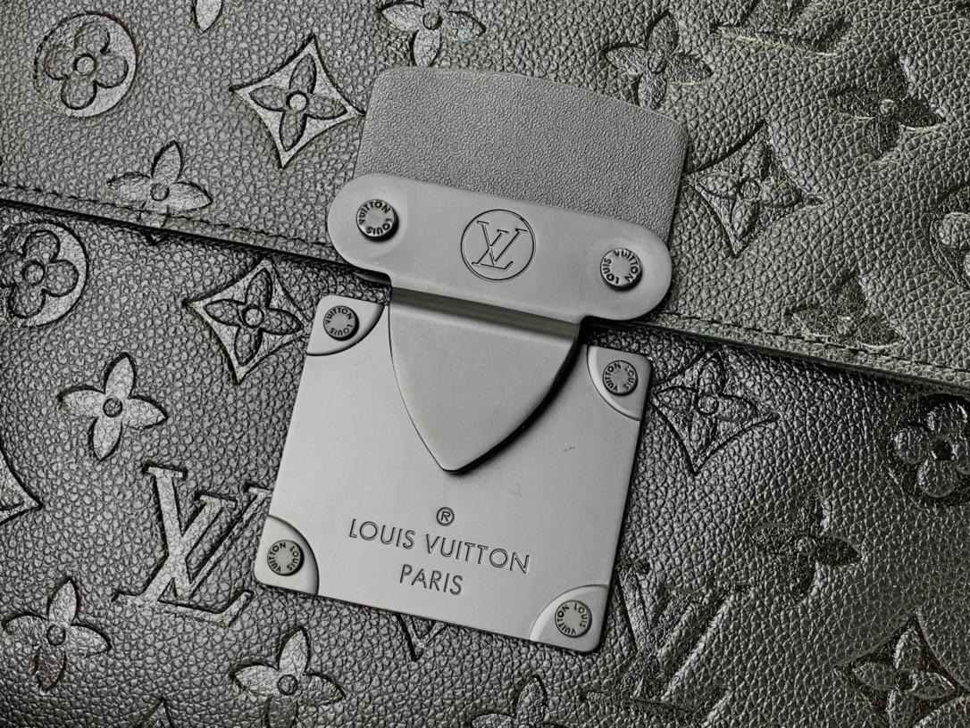 LV S LOCK A4 POUCH BLACK 28CM M80582