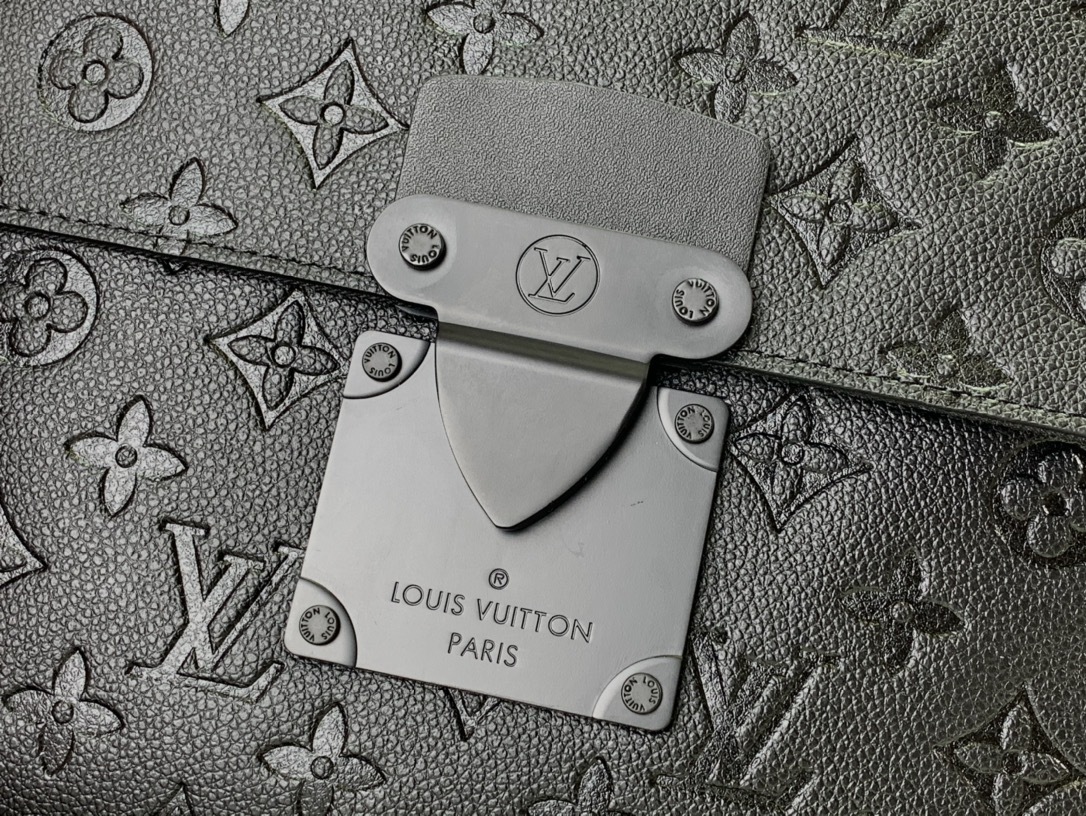 LV S LOCK A4 POUCH BLACK 28CM M80582