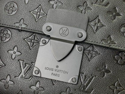 LV S LOCK A4 POUCH BLACK 28CM M80582