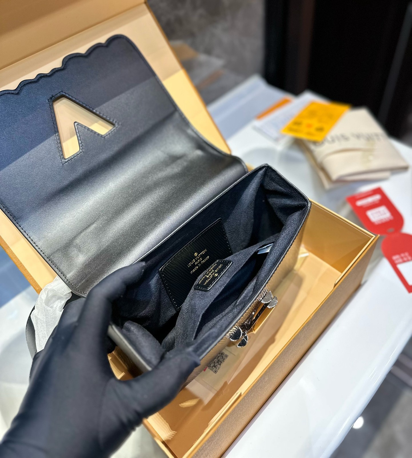 LV EPI LEATHER LIMITED EDITION FLOWER TWIST BAG BLACK 23CM