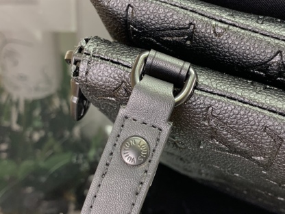 LV S LOCK A4 POUCH BLACK 28CM M80582