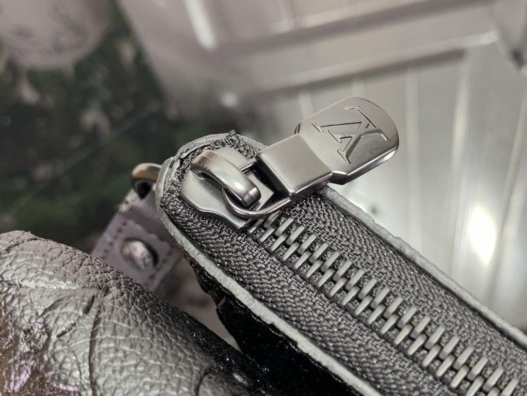 LV S LOCK A4 POUCH BLACK 28CM M80582