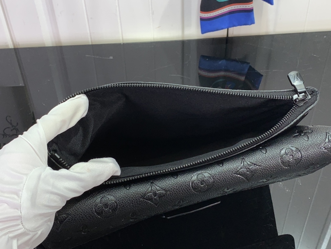 LV S LOCK A4 POUCH BLACK 28CM M80582