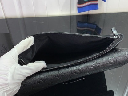 LV S LOCK A4 POUCH BLACK 28CM M80582