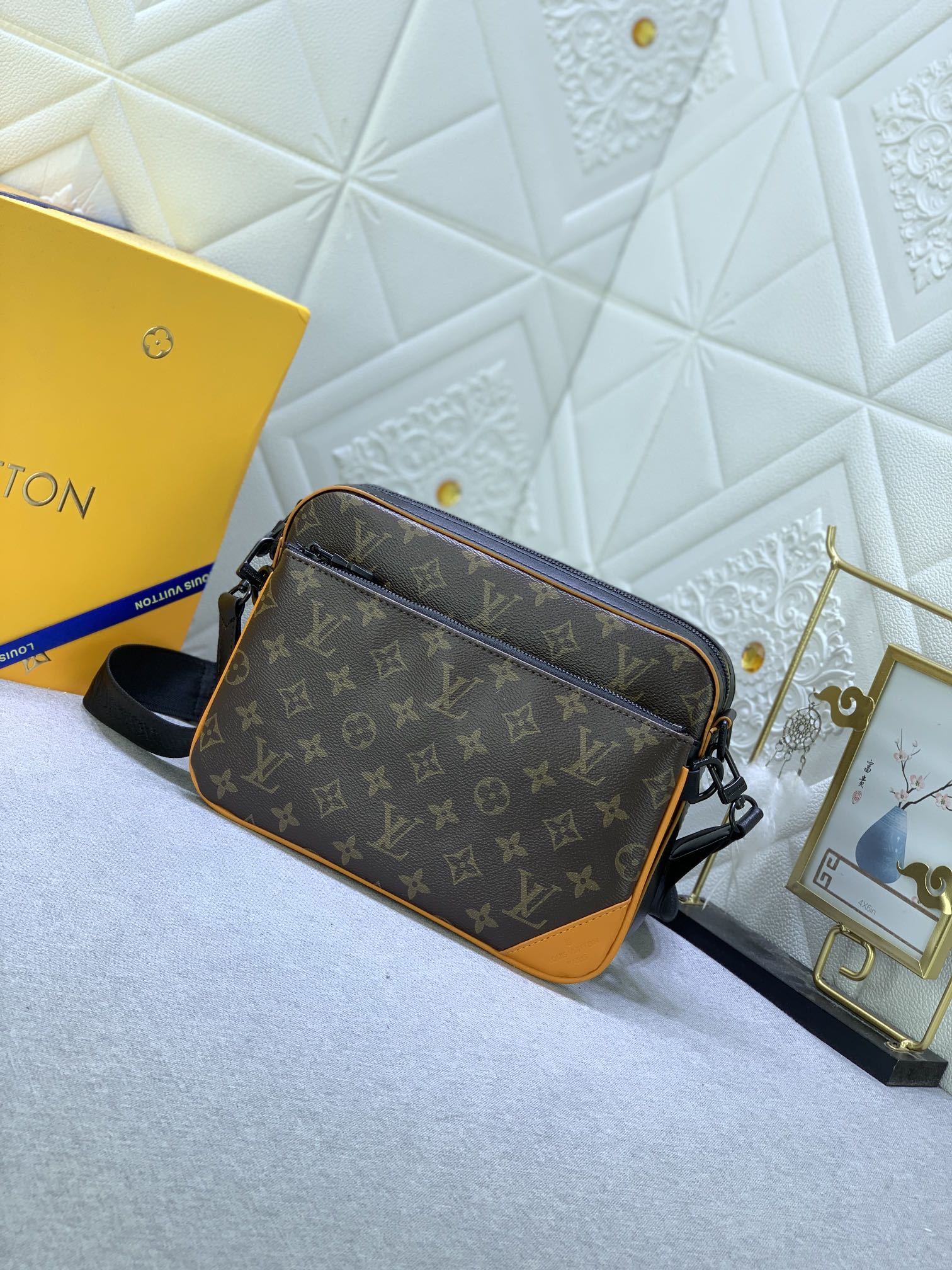 LV TRIO MESSENGER RADIANT SUN 25CM M46694
