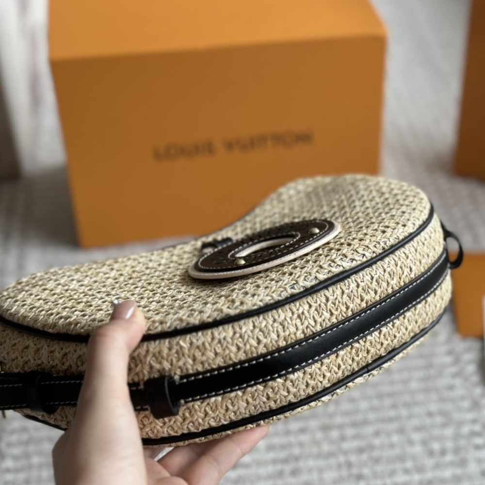 LV CROISSANT MM BLACK 26CM