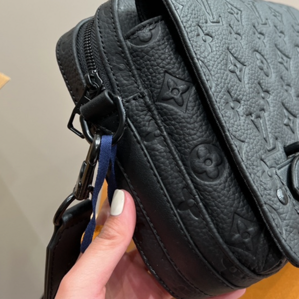 LV STEAMER MESSENGER BLACK TAURILON MONOGRAM 23CM M57307