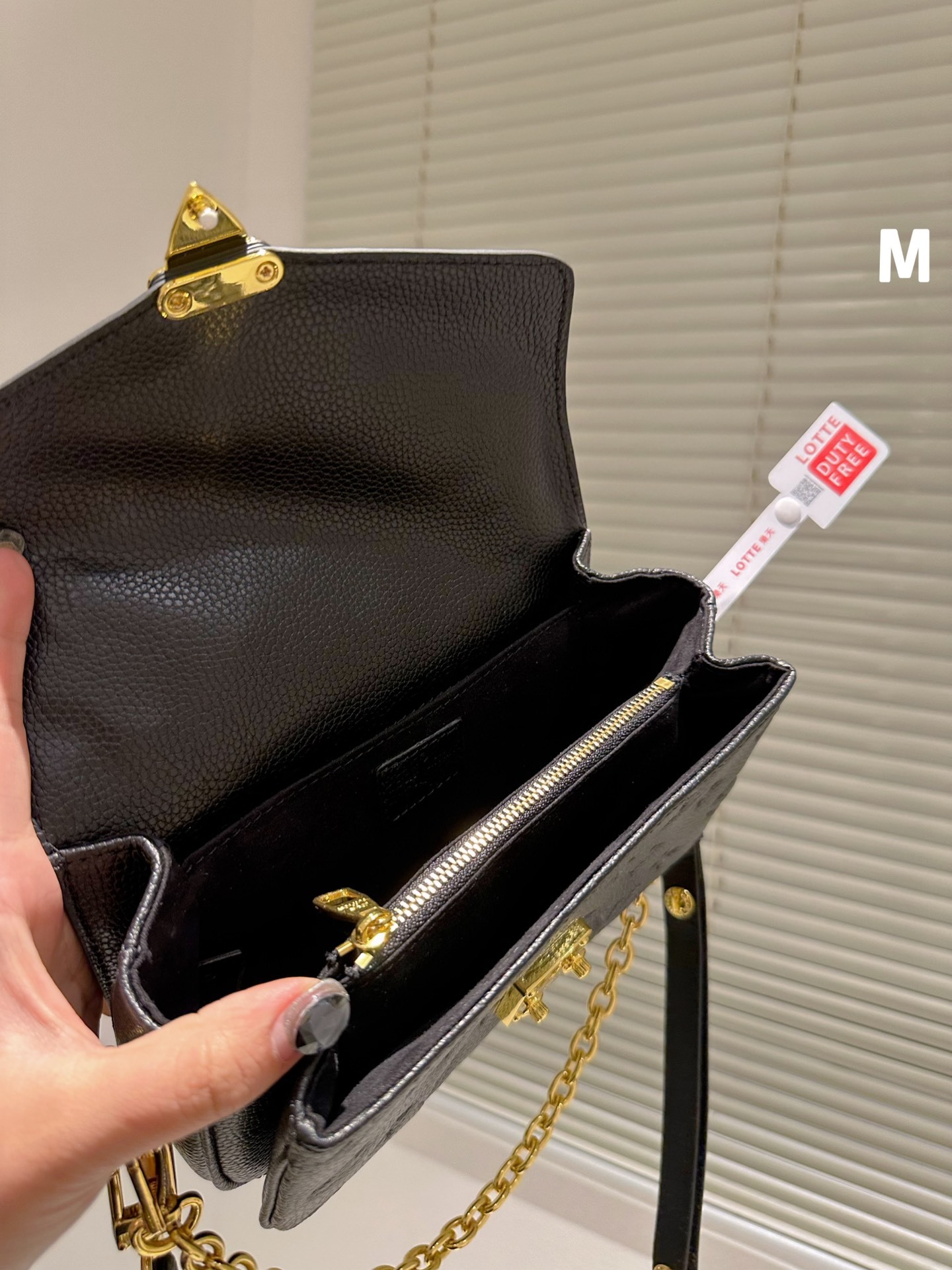 LV MICRO MÉTIS BLACK WITH GOLD CHAIN 22CM M41487