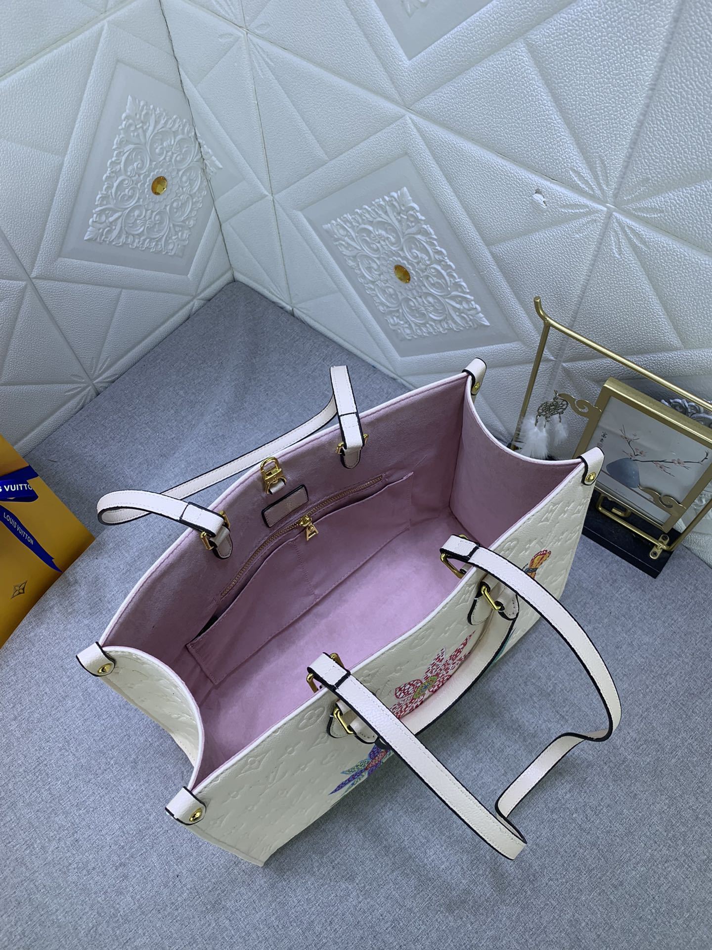 LV x YK ON THE GO MM WITH FLOWER MARQUETRY IN QUARTZ 35CM M21732