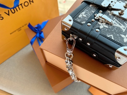 LV PETITE MALLE BLACK AND GREY 19CM M21462