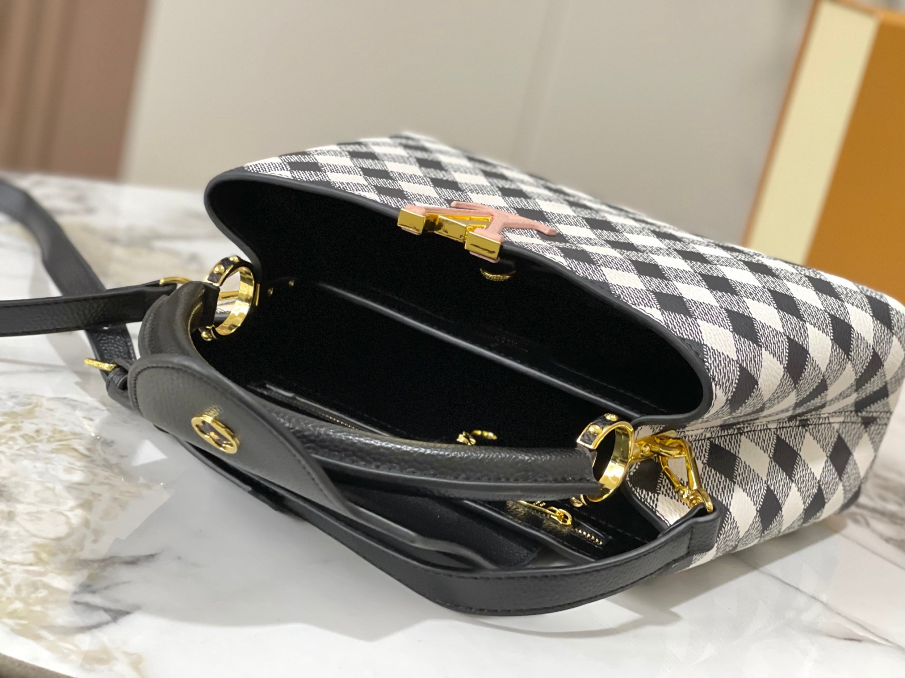 LV CAPUCINES BLACK 32CM M20716