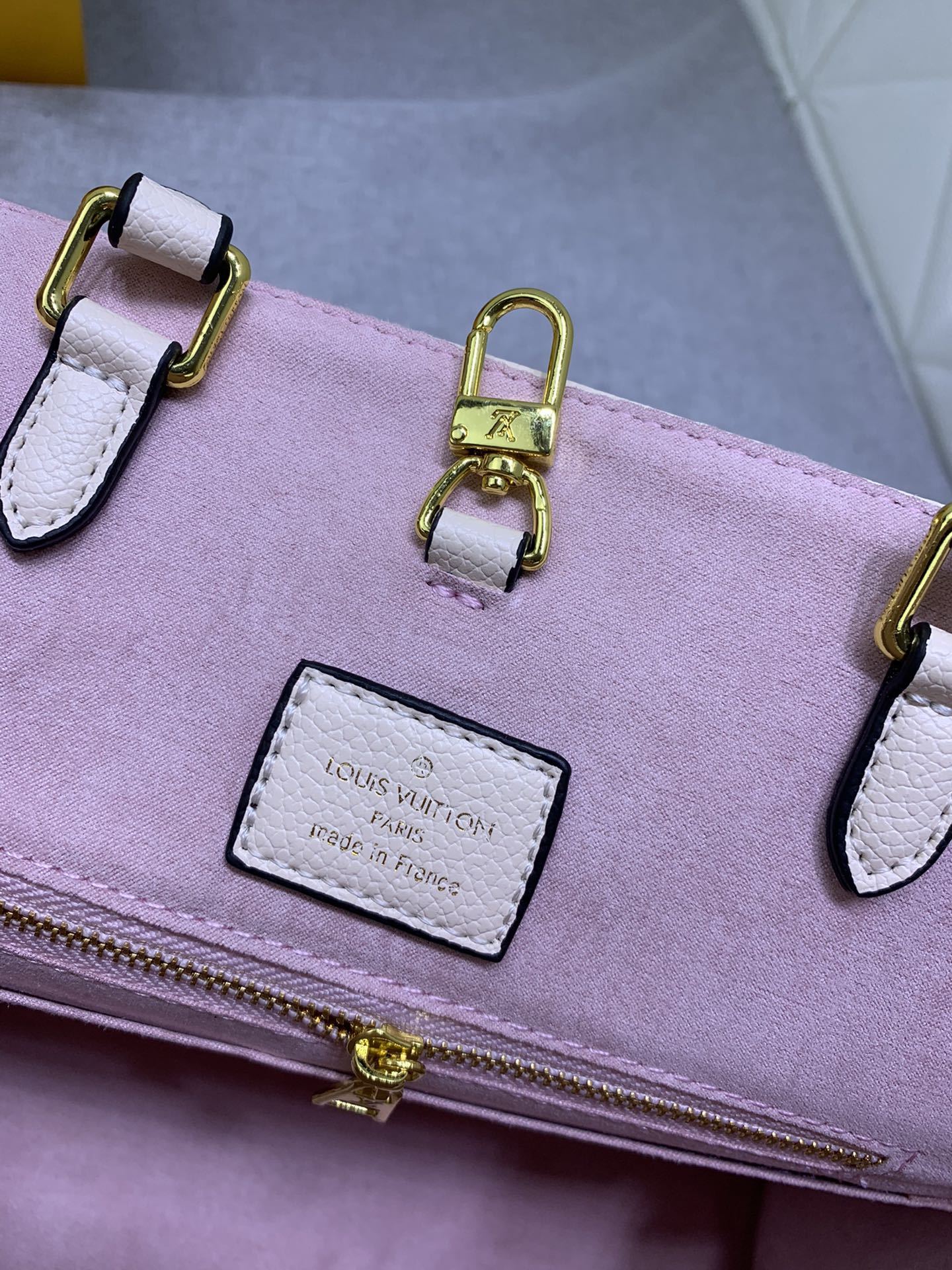 LV x YK ON THE GO MM WITH FLOWER MARQUETRY IN QUARTZ 35CM M21732