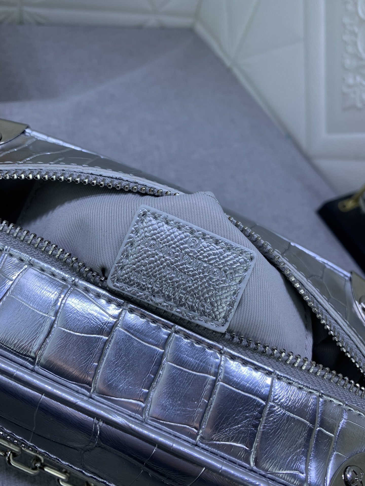 LV MINI SOFT TRUNK CROCODILIAN SILVER LEATHER 18.5CM N80956