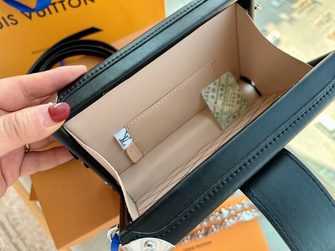 LV PETITE MALLE BLACK AND GREY 19CM M21462