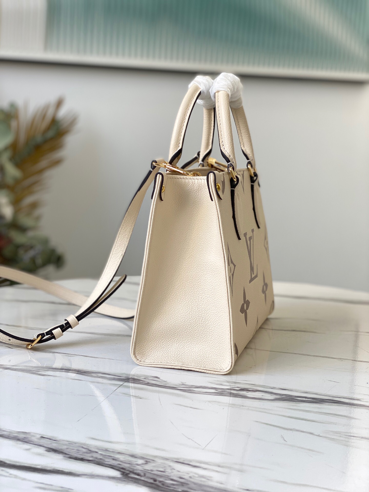 LV EMPREINTE ONTHEGO PM WHITE 25CM M45654