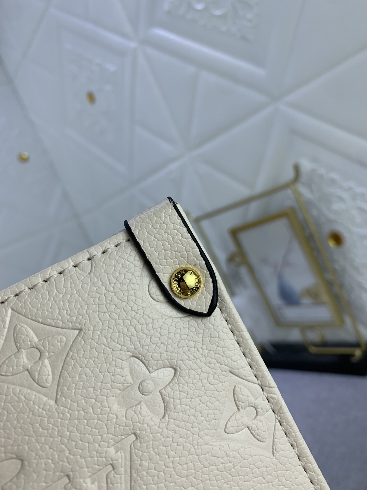 LV x YK ON THE GO MM WITH FLOWER MARQUETRY IN QUARTZ 35CM M21732