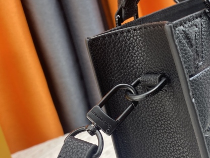 LV SAC PLAT MINI BLACK LEATHER 22CM M46453