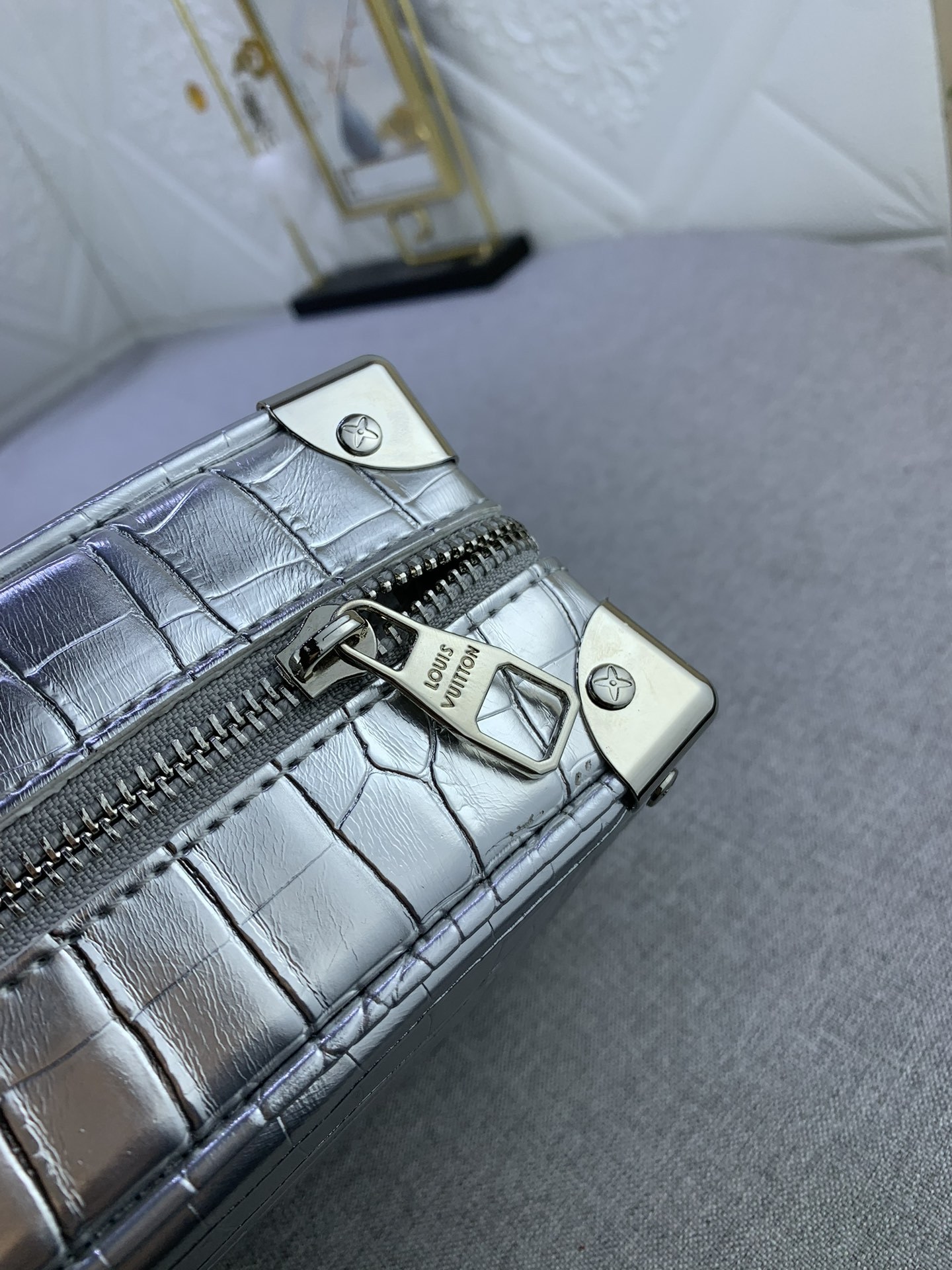 LV MINI SOFT TRUNK CROCODILIAN SILVER LEATHER 18.5CM N80956
