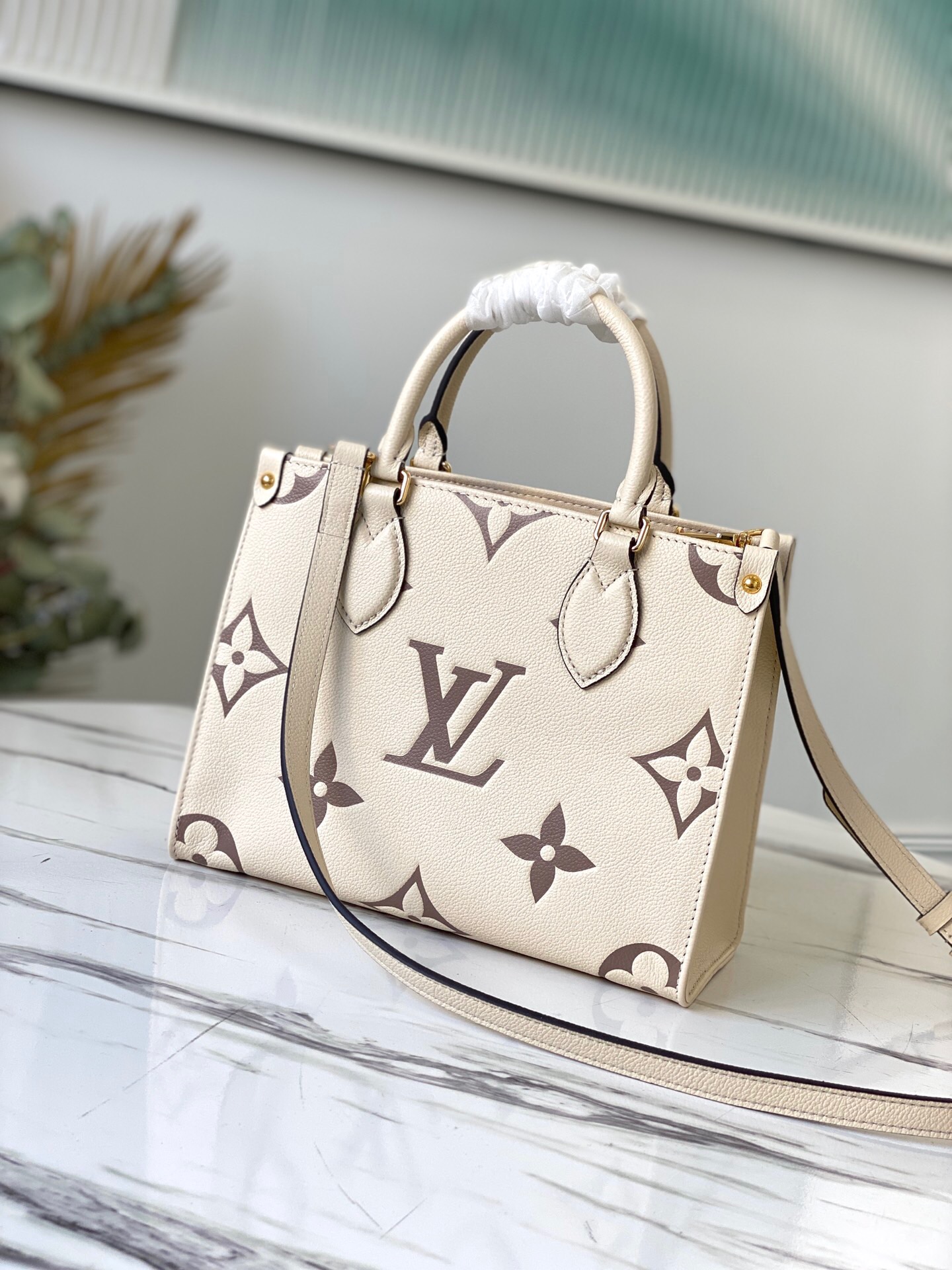 LV EMPREINTE ONTHEGO PM WHITE 25CM M45654