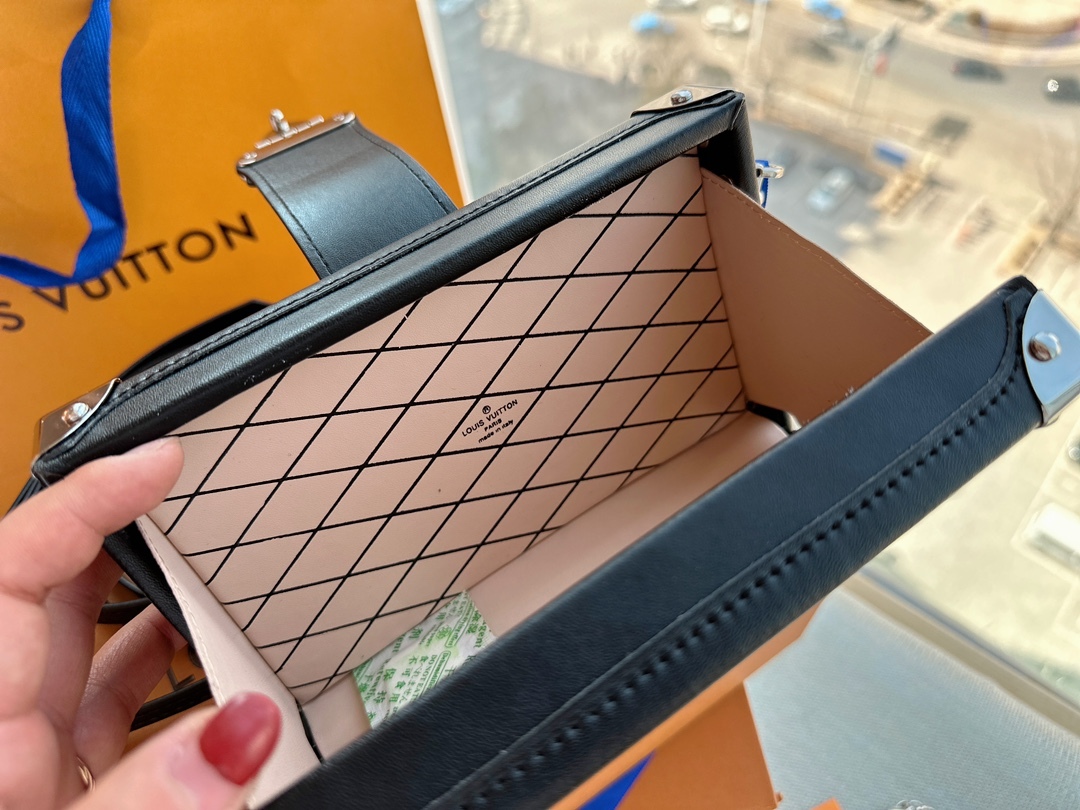 LV PETITE MALLE BLACK AND GREY 19CM M21462