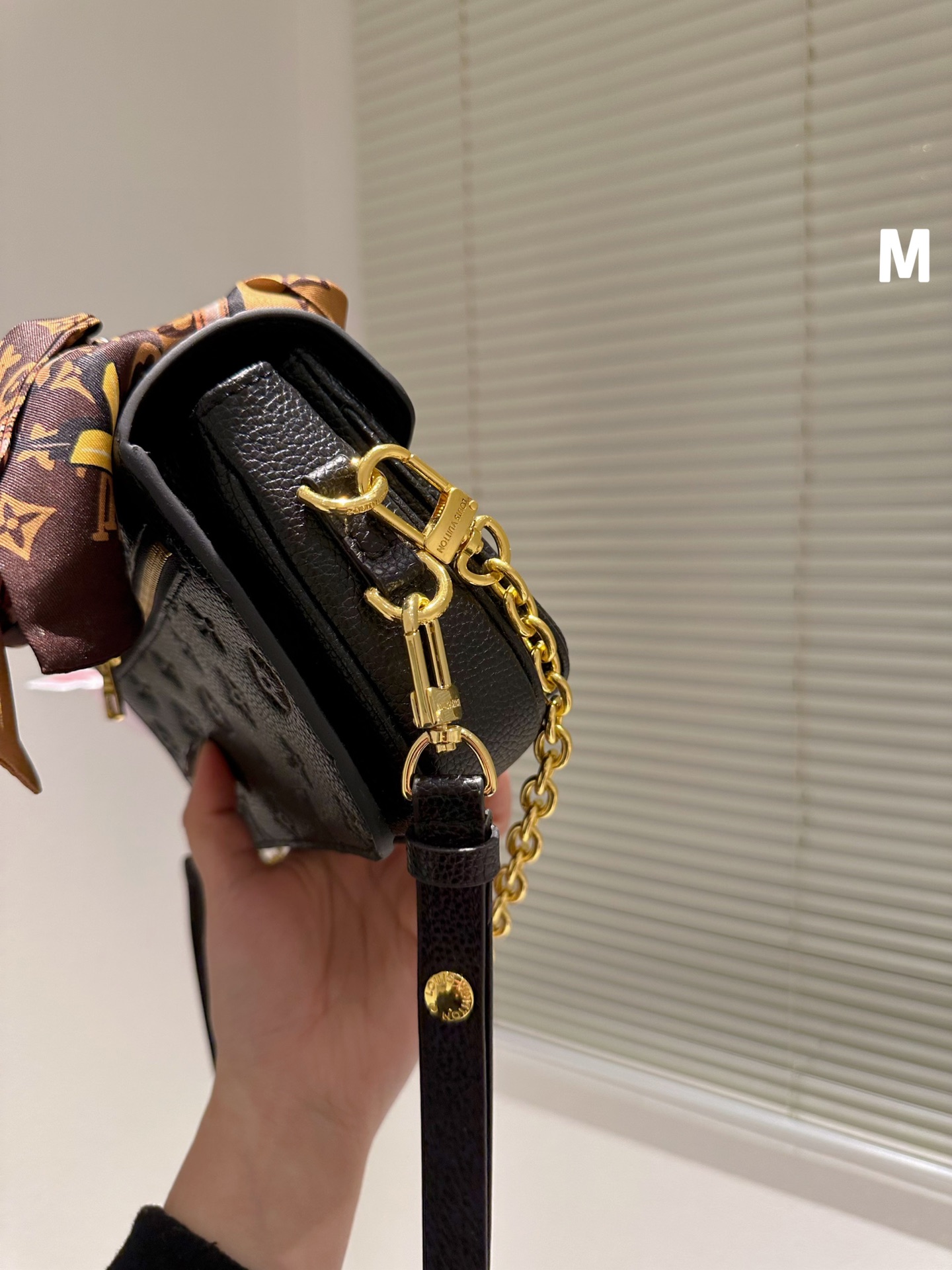 LV MICRO MÉTIS BLACK WITH GOLD CHAIN 22CM M41487