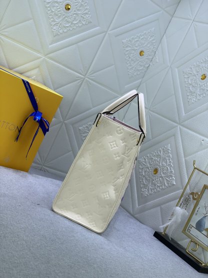 LV x YK ON THE GO MM WITH FLOWER MARQUETRY IN QUARTZ 35CM M21732