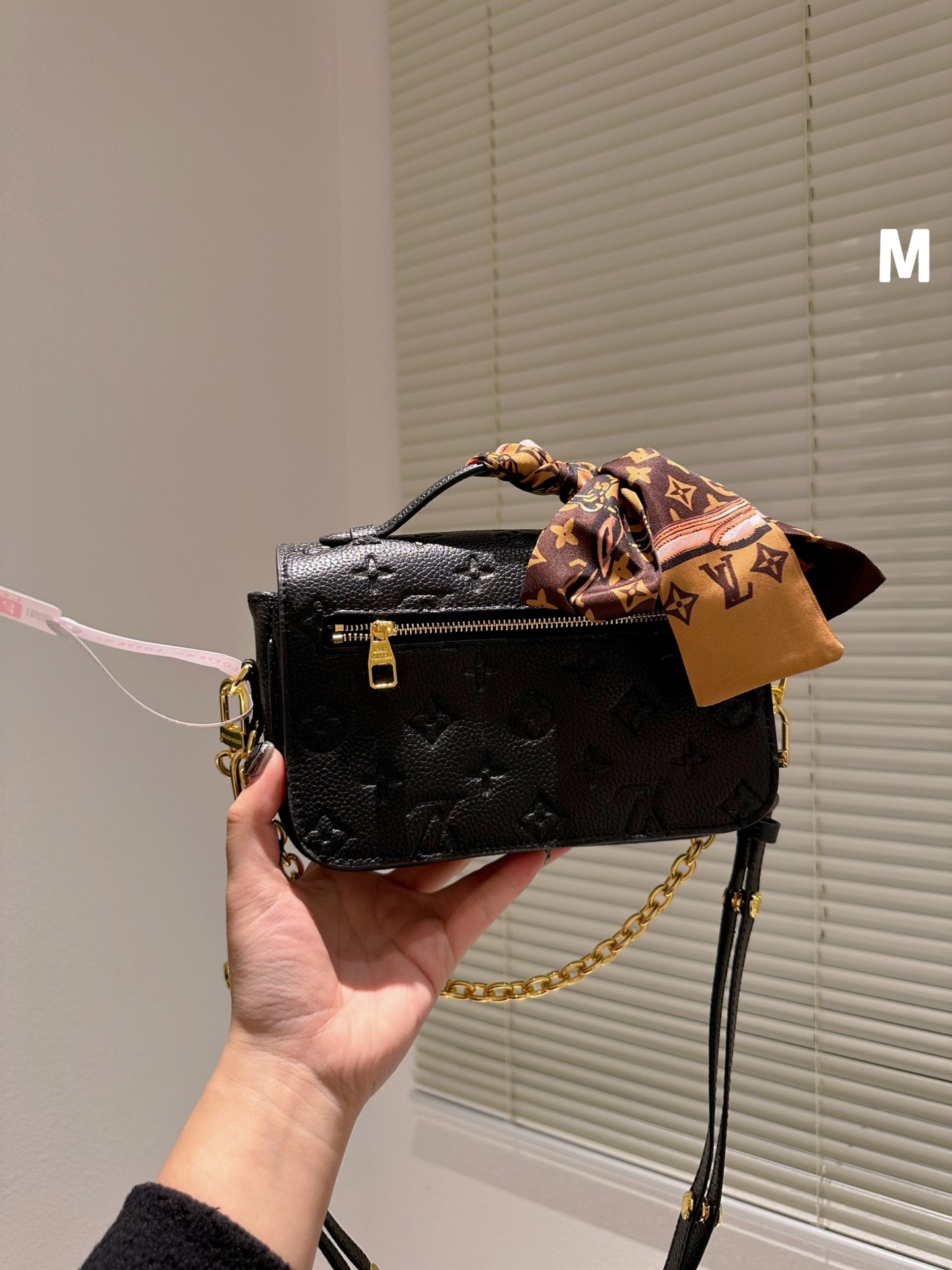 LV MICRO MÉTIS BLACK WITH GOLD CHAIN 22CM M41487