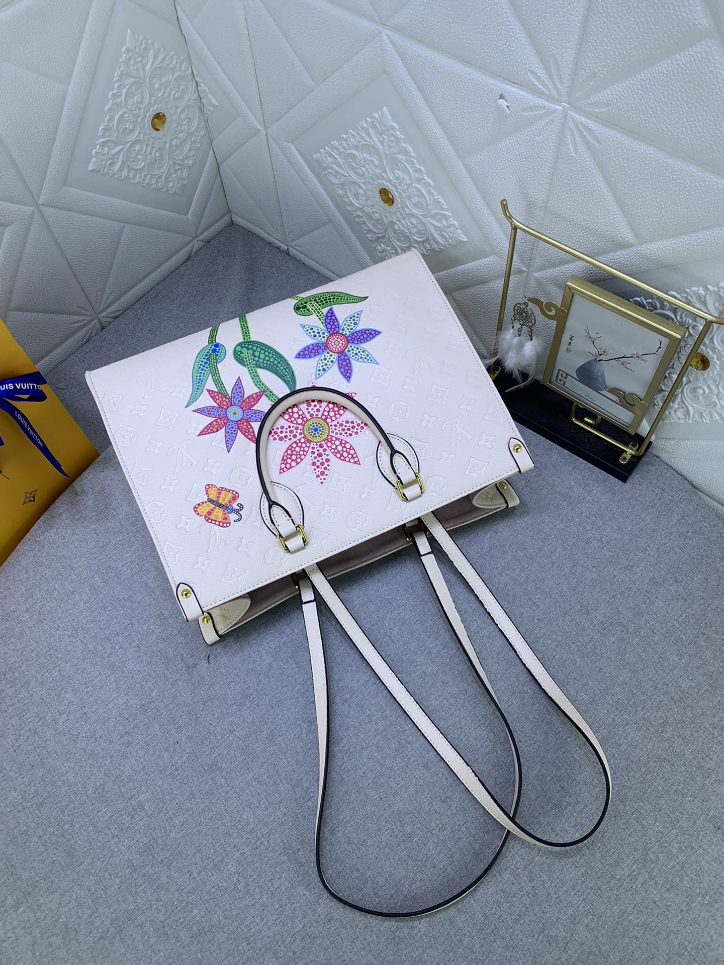 LV x YK ON THE GO MM WITH FLOWER MARQUETRY IN QUARTZ 35CM M21732