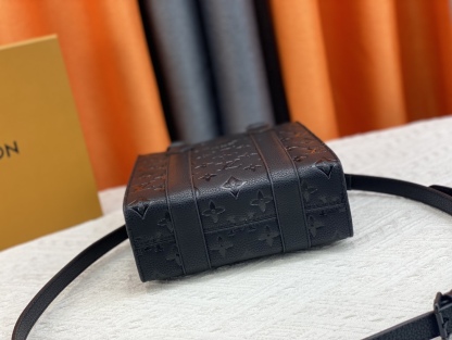 LV SAC PLAT MINI BLACK LEATHER 22CM M46453