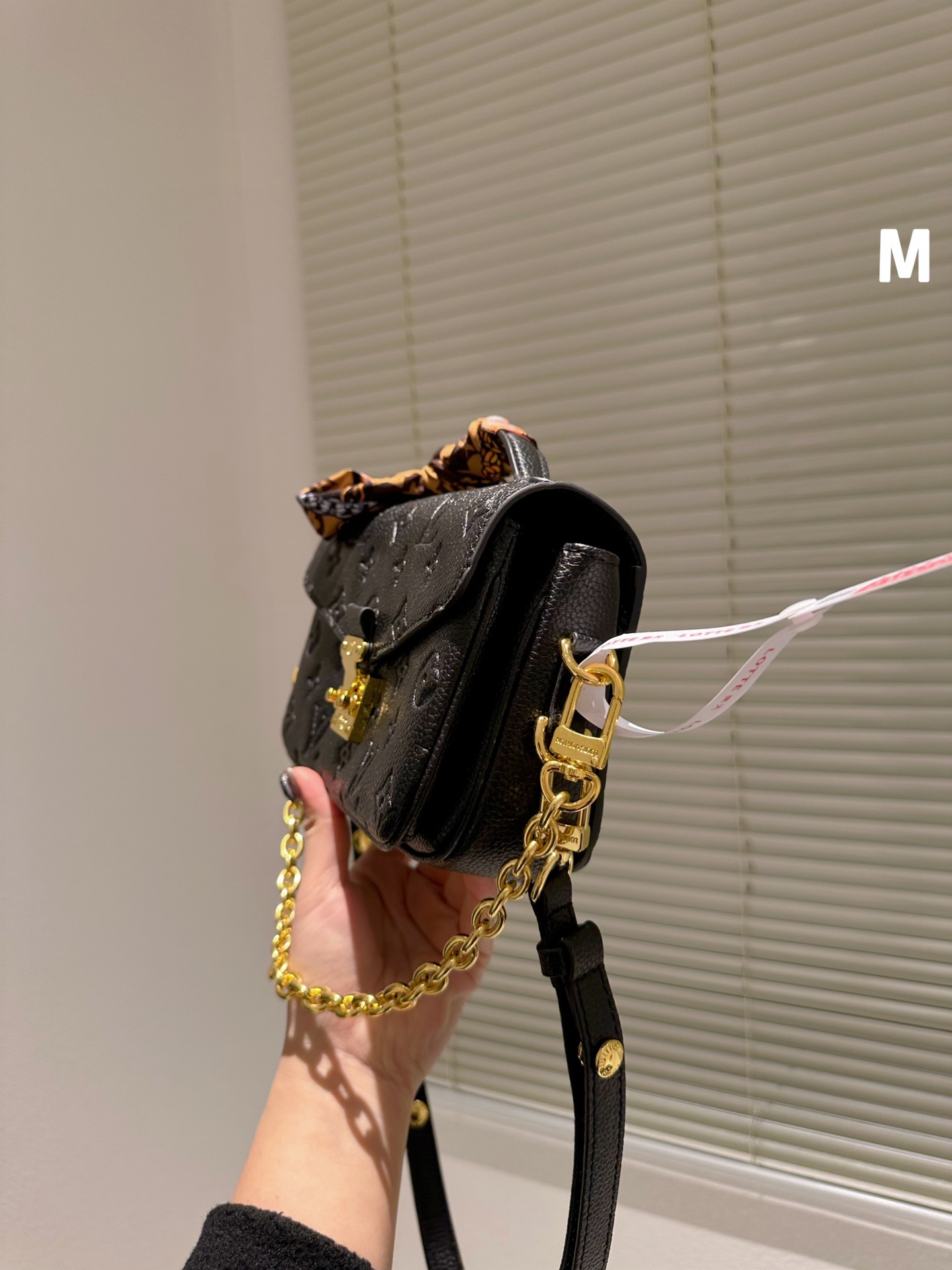 LV MICRO MÉTIS BLACK WITH GOLD CHAIN 22CM M41487