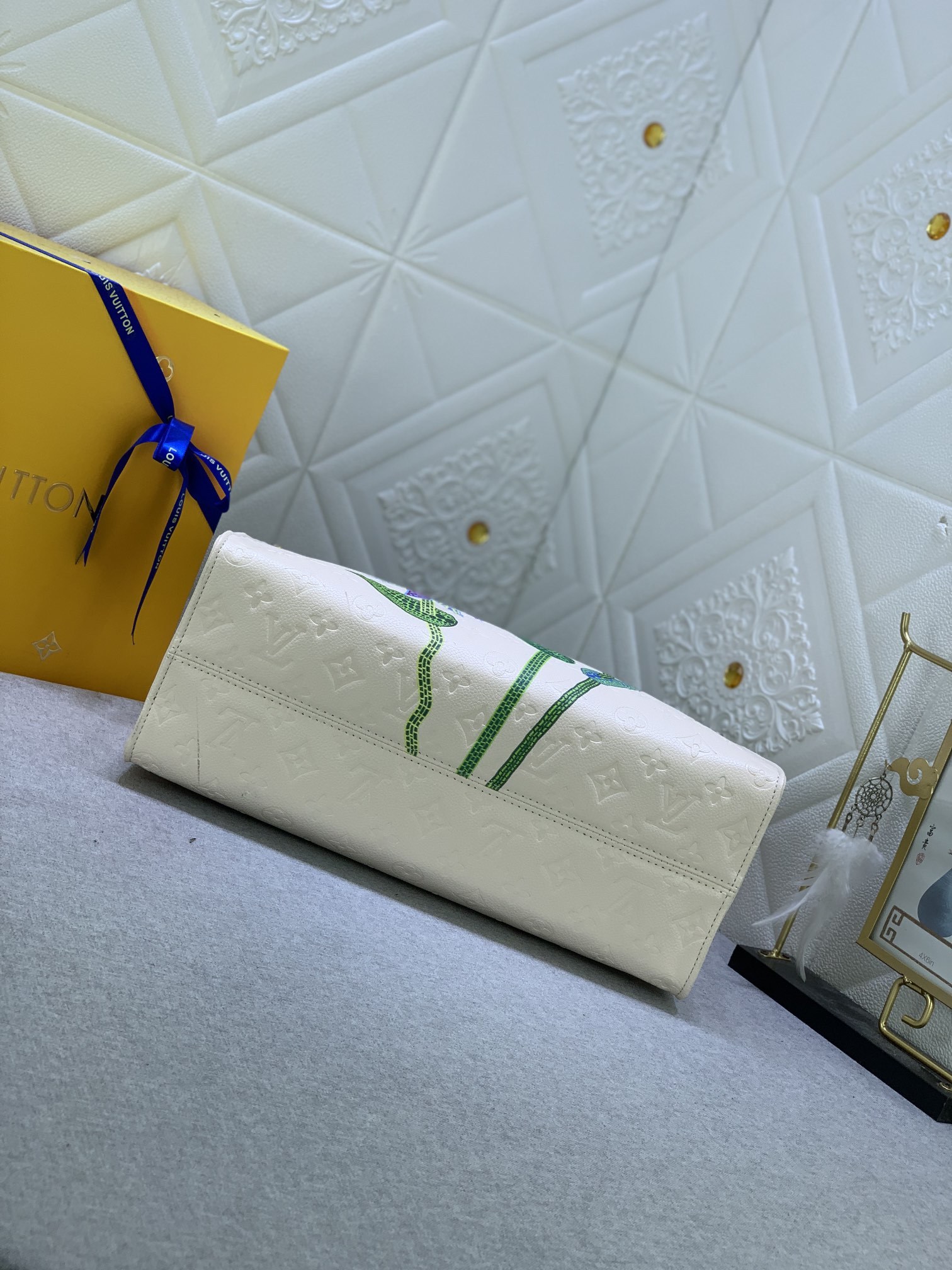 LV x YK ON THE GO MM WITH FLOWER MARQUETRY IN QUARTZ 35CM M21732