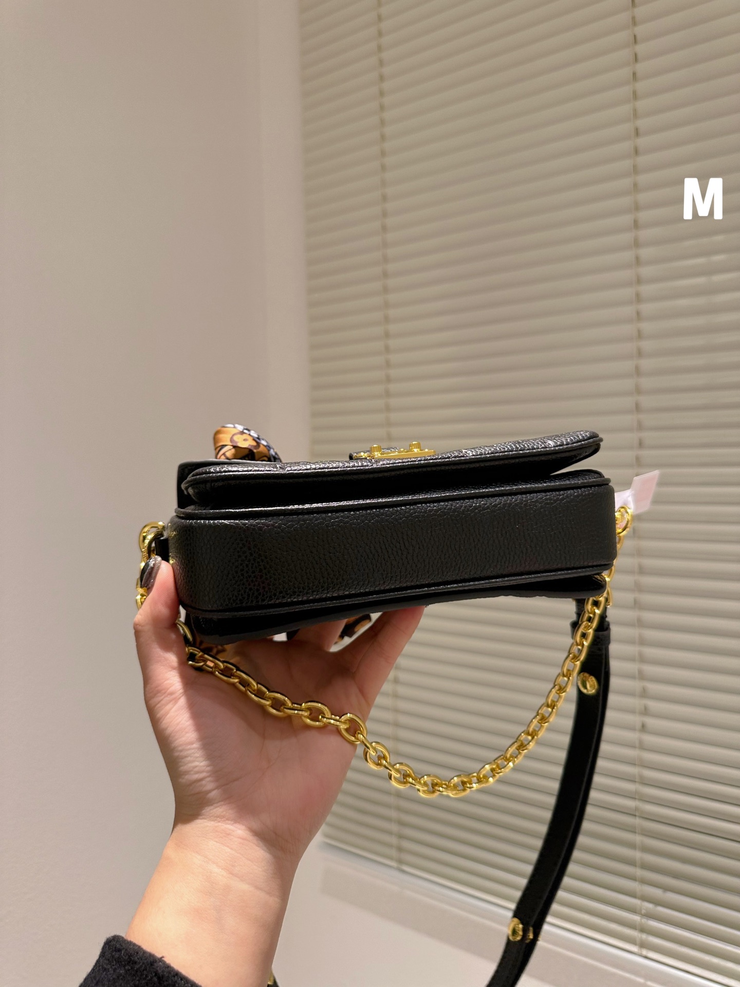 LV MICRO MÉTIS BLACK WITH GOLD CHAIN 22CM M41487