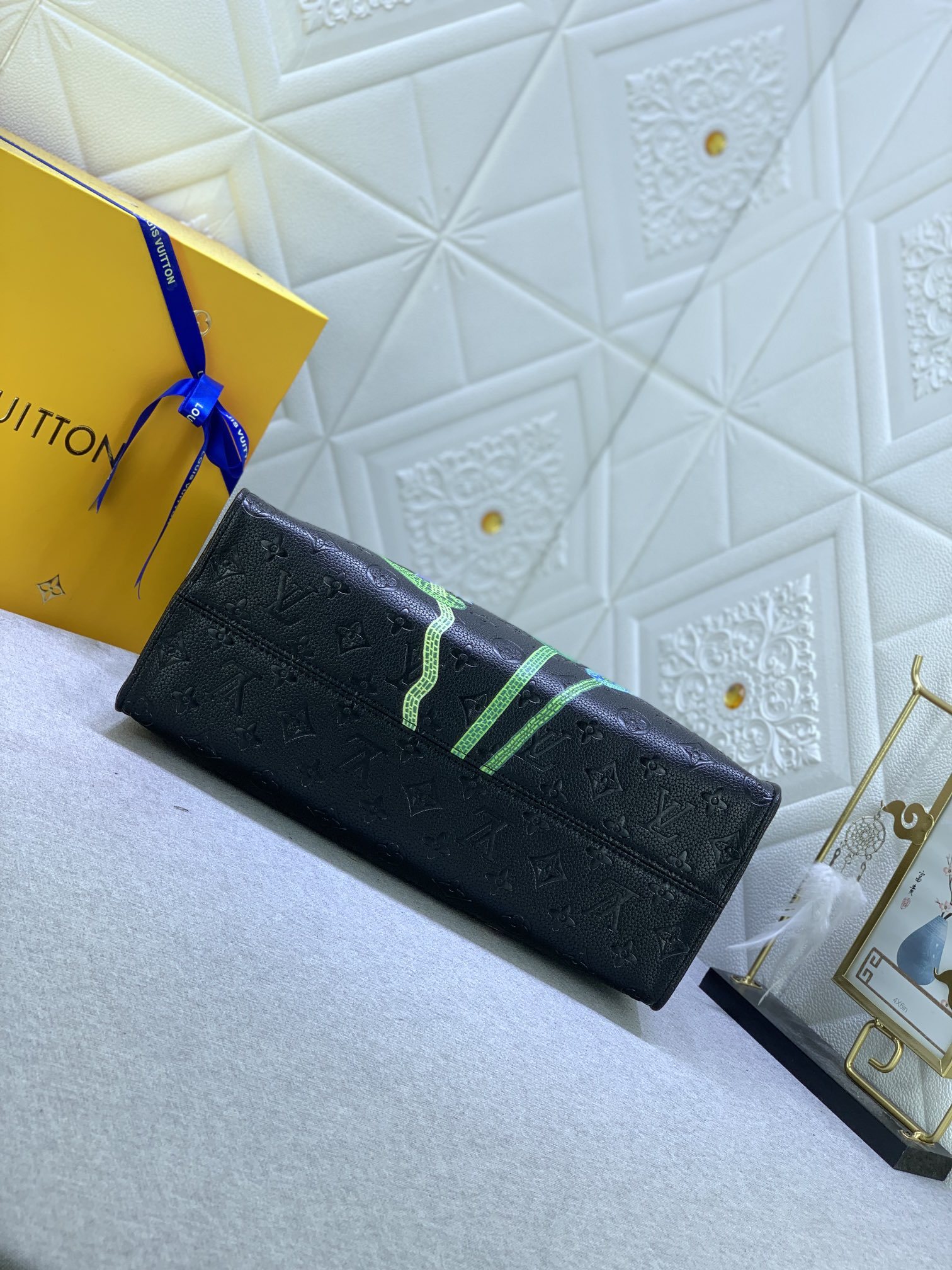 LV x YK ON THE GO MM WITH FLOWER MARQUETRY IN BLACK 35CM M46416