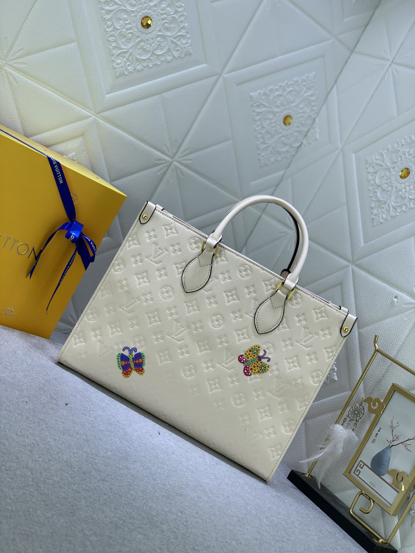 LV x YK ON THE GO MM WITH FLOWER MARQUETRY IN QUARTZ 35CM M21732