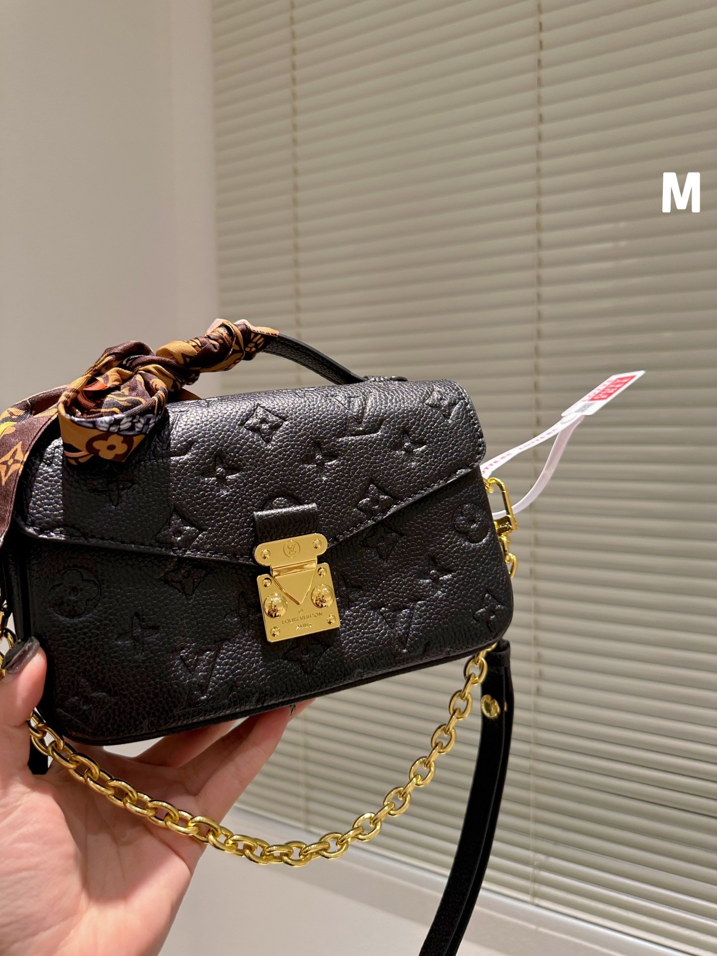 LV MICRO MÉTIS BLACK WITH GOLD CHAIN 22CM M41487
