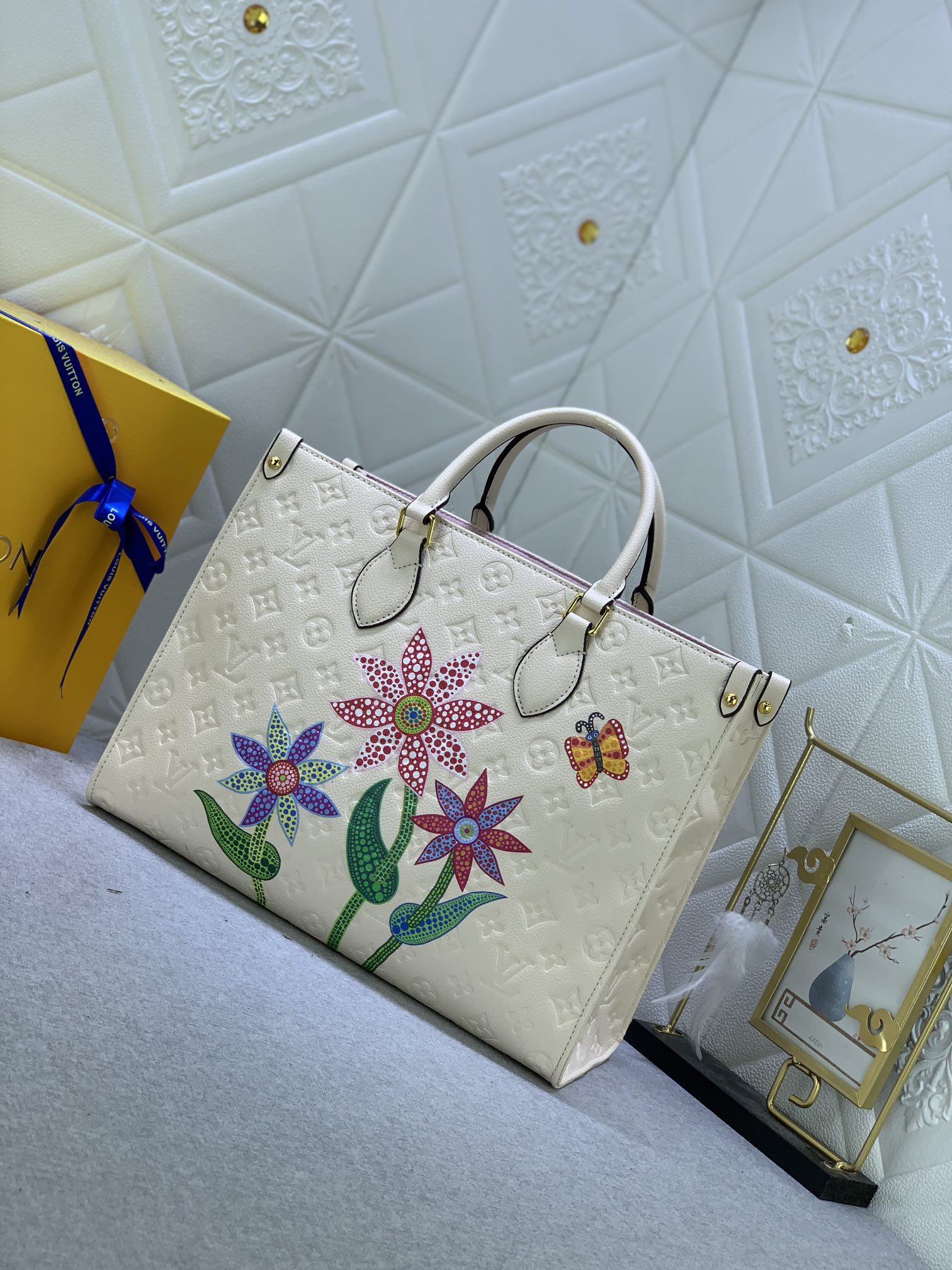 LV x YK ON THE GO MM WITH FLOWER MARQUETRY IN QUARTZ 35CM M21732