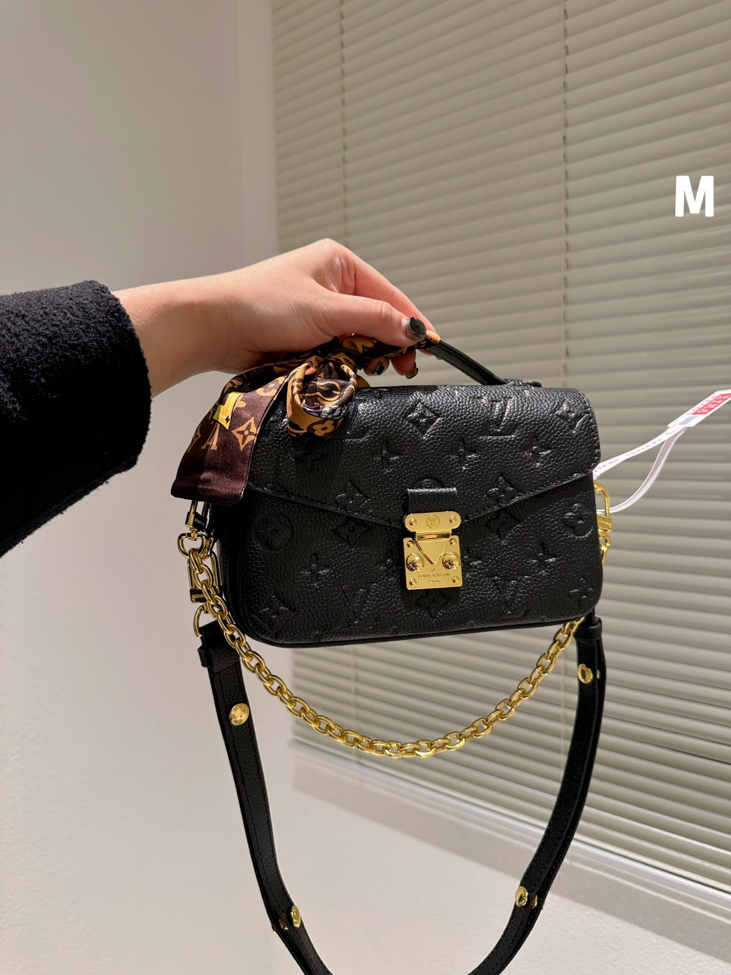 LV MICRO MÉTIS BLACK WITH GOLD CHAIN 22CM M41487