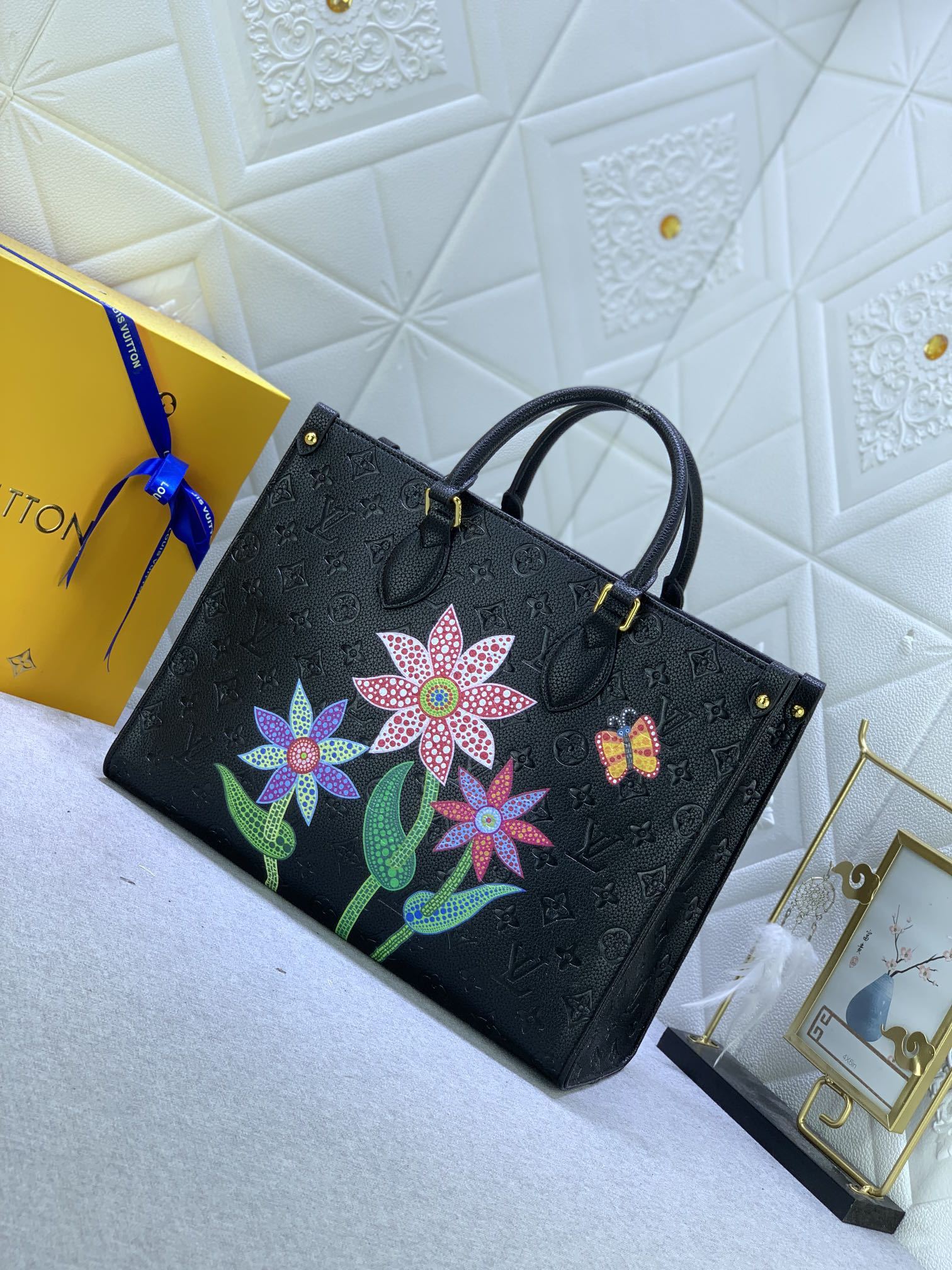 LV x YK ON THE GO MM WITH FLOWER MARQUETRY IN BLACK 35CM M46416