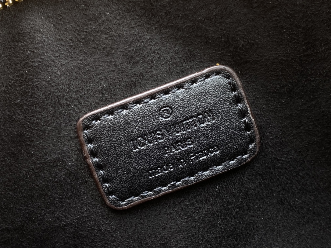 LV NATURAL RAFFIA TOILETRY POUCH ON CHAIN BLACK 17CM M81366