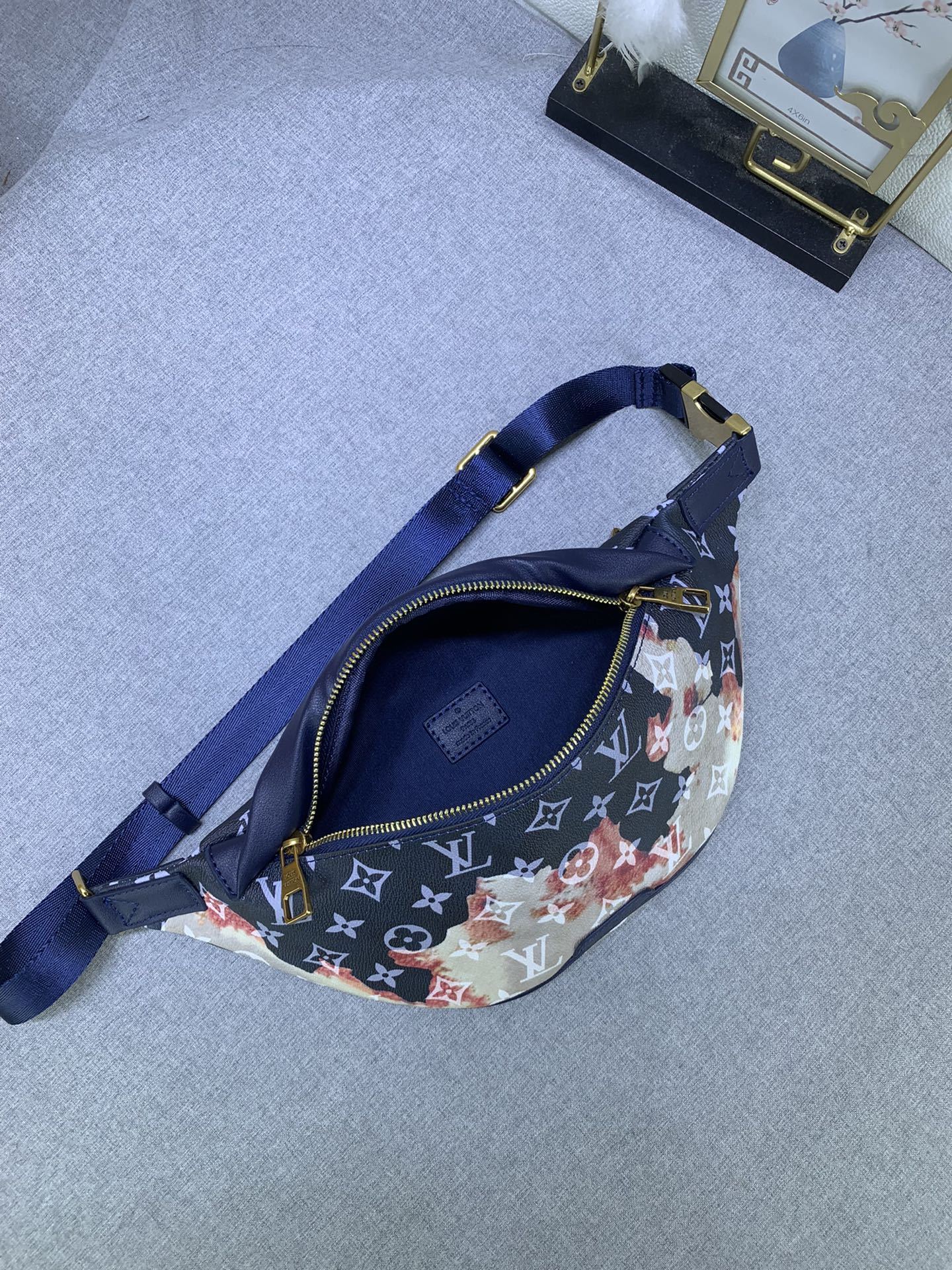 LV DISCOVERY BUMBAG PM INK BLUE 44CM M23905