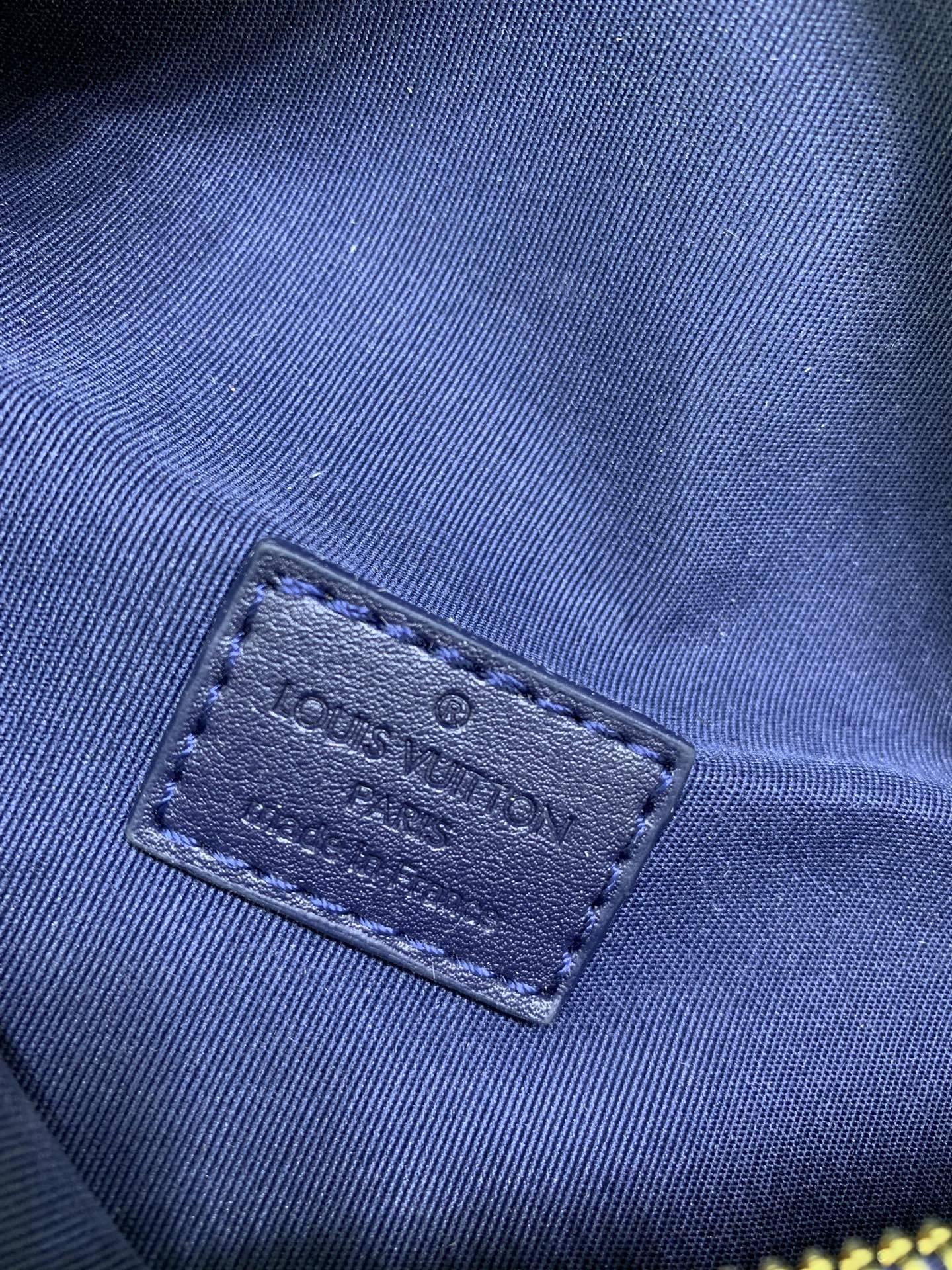 LV DISCOVERY BUMBAG PM INK BLUE 44CM M23905