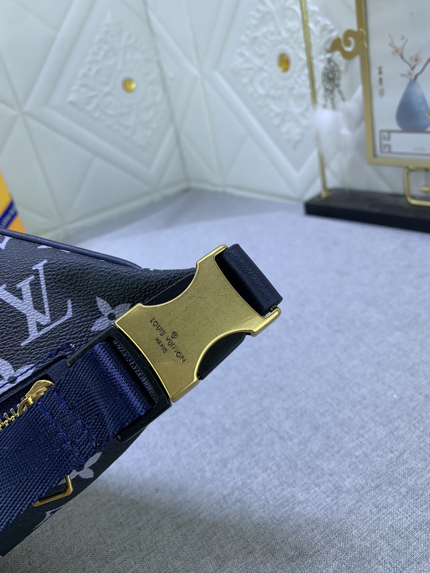 LV DISCOVERY BUMBAG PM INK BLUE 44CM M23905