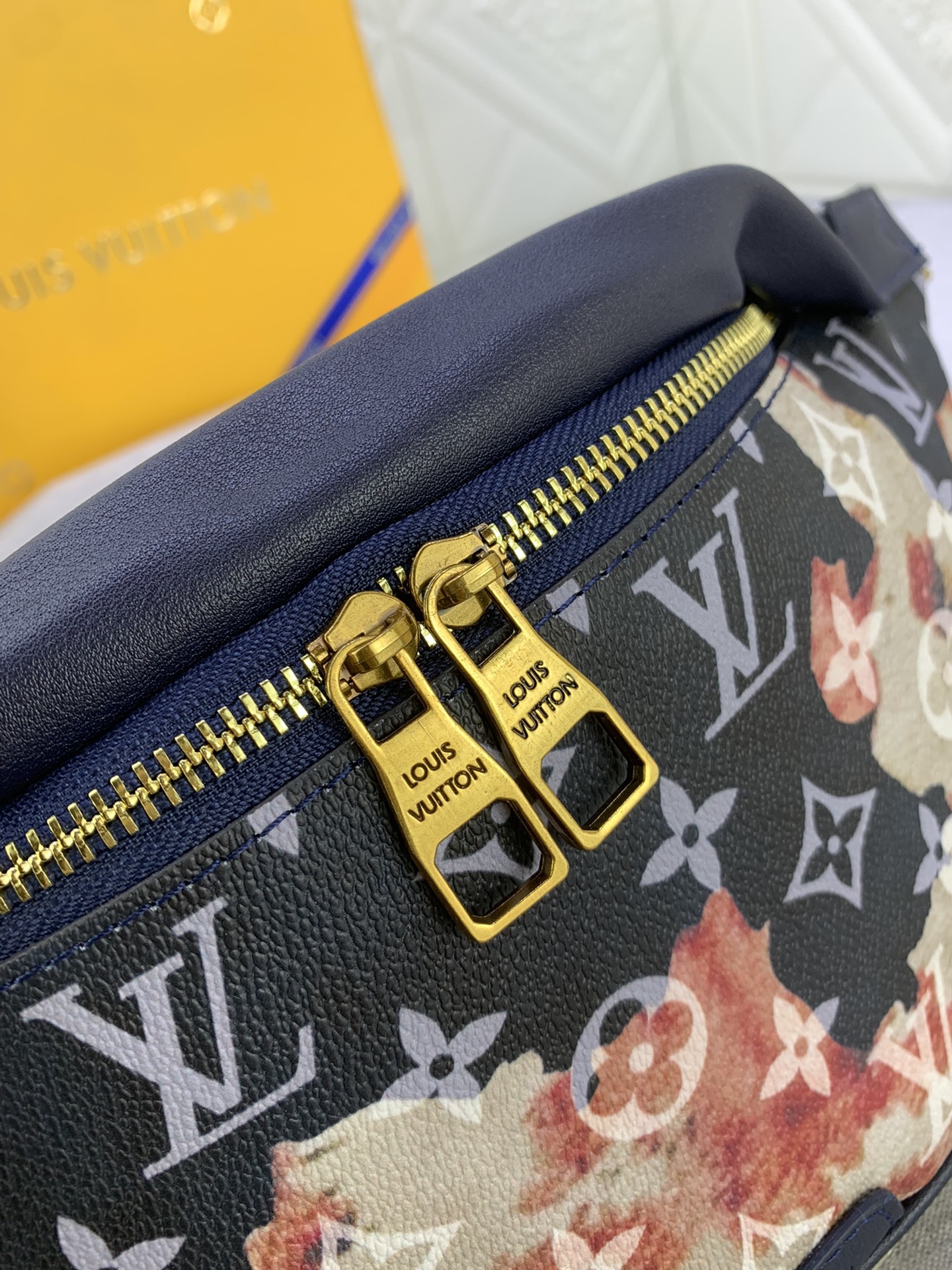 LV DISCOVERY BUMBAG PM INK BLUE 44CM M23905