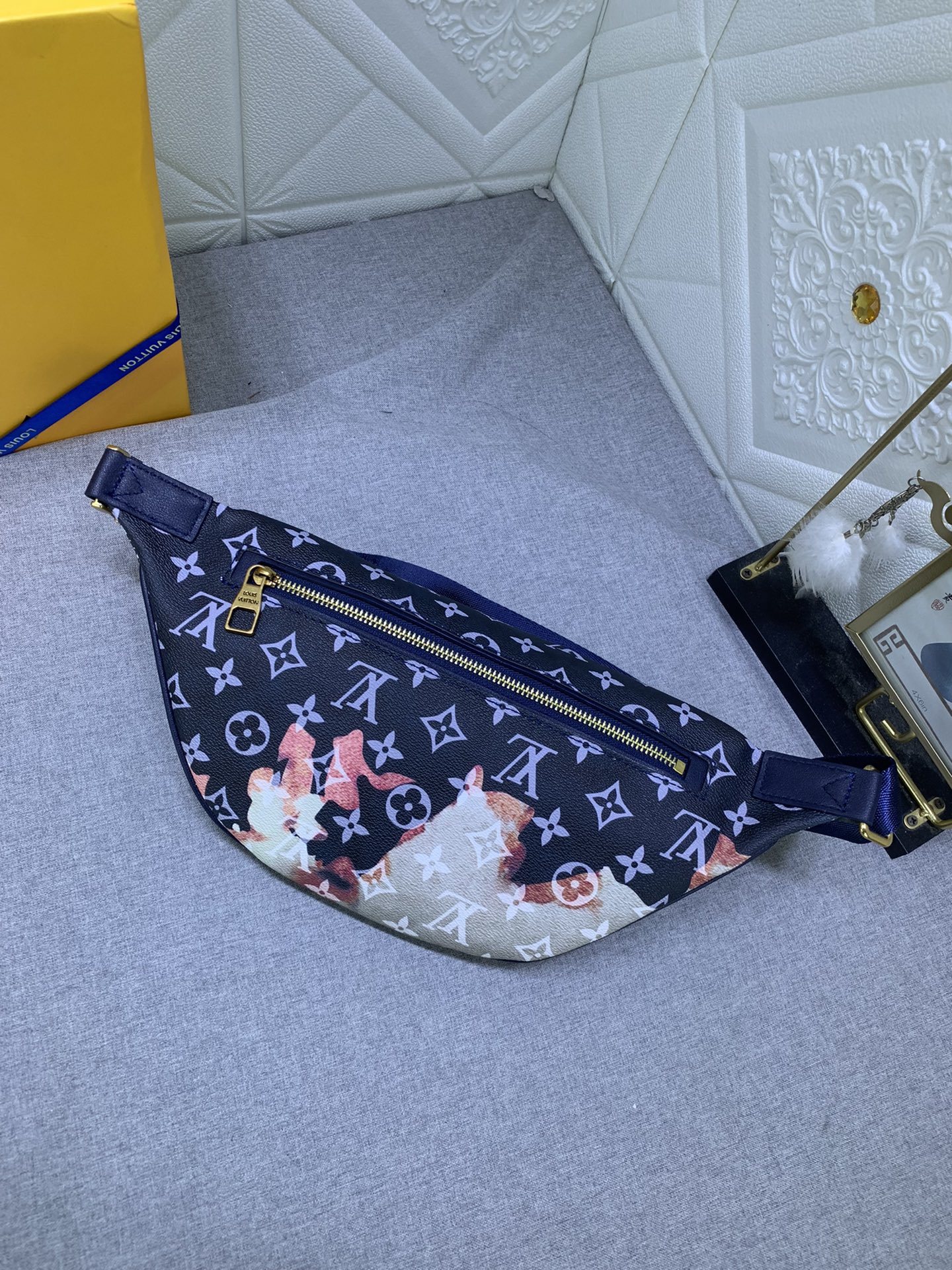 LV DISCOVERY BUMBAG PM INK BLUE 44CM M23905