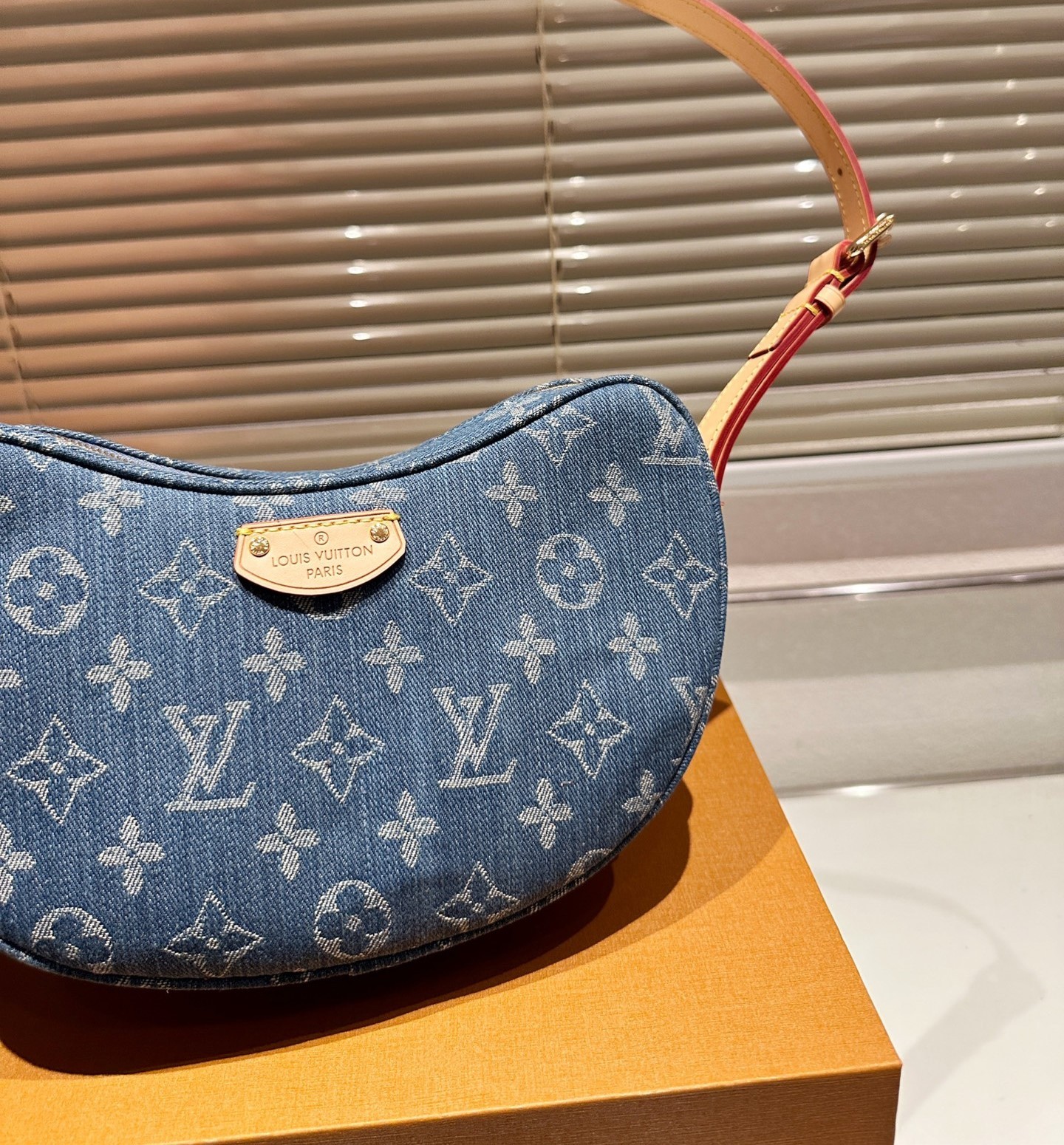 LV CROISSANT MM MONOGRAM DENIM 25CM M46856
